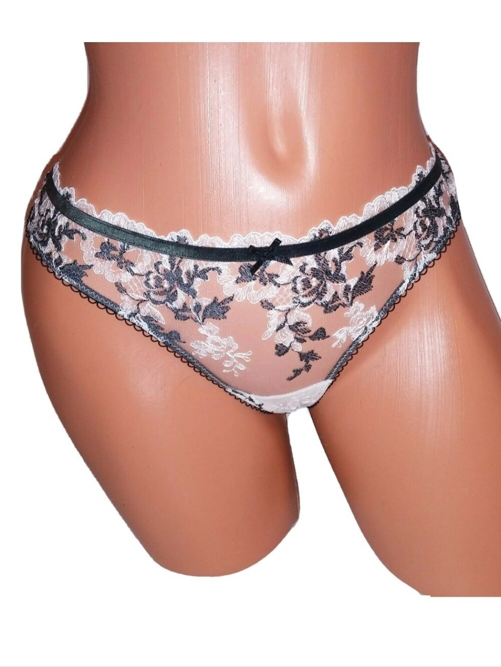 Victoria's secret dream Angel's very sexy embroidered lace thong panty MEDIUM